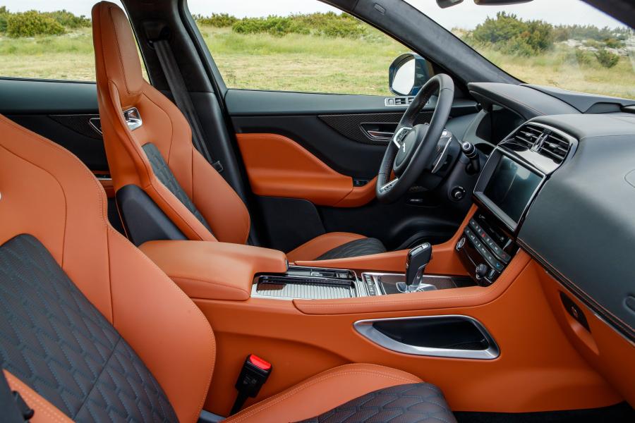 Интерьер Jaguar F-Pace SVR 2018 года  (WW) (фото 114 из 115)